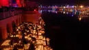 Masyarakat India menyalakan lampu dari tanah liat pada festival Diwali di tepi Sungai Sarayu, Ayodhya, Selasa (6/11). Kota di utara India itu memecahkan rekor dunia Guinness setelah menyalakan 300.150 lampu selama 45 menit. (AP/Rajesh Kumar Singh)
