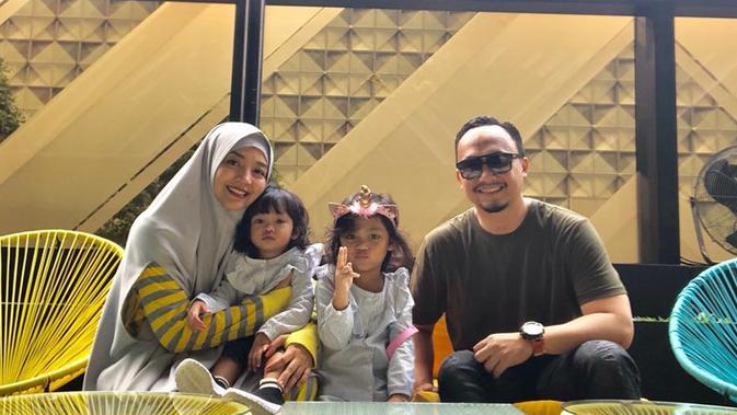 Nuri Maulida memiliki 2 anak perempuan yang lucu dan menggemaskan. Rumah tangga Nuri Maulida dan Pandu jauh dari gosip miring. (Liputan6.com/IG/@nurimaulida)