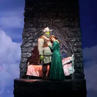Pagelaran Shrek The Musical pada hari pertama berlangsung meriah. Hampir semua kursi terisi oleh penonton yang didominasi oleh orangtua beserta buah hatinya. (Andy Masela/Bintang.com)