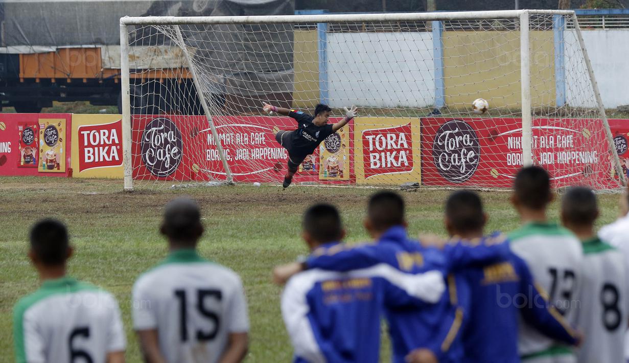 Para pemain IPDN menyaksikan laga adu penalti melawan Universitas Kuningan pada laga Torabika Campus Cup 2017 di Gor Jati Padjajaran, Jatinangor, Rabu (27/9/2017). IPDN menang adu penalti atas Universitas Kuningan. (Bola.com/M Iqbal Ichsan)