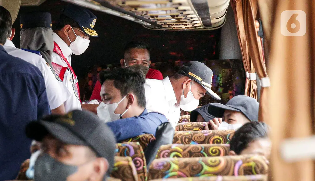 <p>Menko PMK Muhadjir Effendy (tengah) dan Menteri Perhubungan Budi Karya Sumadi (kiri) menyapa calon penumpang saat melepas Mudik Aman Mudik Sehat di Terminal Jatijajar, Depok, Jawa Barat, Kamis (28/4/2022). Enesis Group membuka posko mudik dan arus balik di beberapa titik di Pulau Jawa sejak 25 April hingga 8 Mei 2022 untuk memberikan kenyamanan dan keamanan bagi masyarakat. (Liputan6.com/Faizal Fanani)</p>