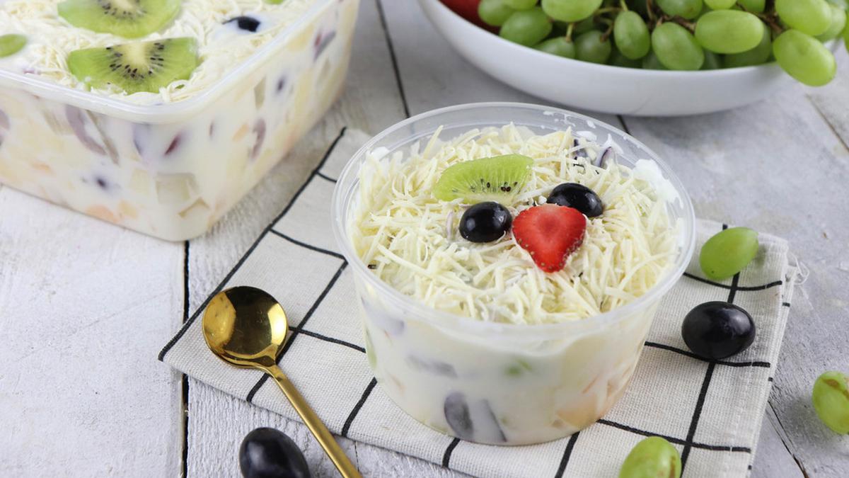 5 Resep Salad Buah Sederhana untuk Camilan Sehat - Food Fimela.com