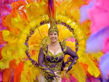 Kelompok tari Carnaval de Colores dari Spanyol tampil dalam Festival Bunga Debrecen ke-48 di Debrecen, Hungaria (20/8). Festival ini merupakan tradisi yang digelar sejak tahun 1966 di Hungaria. (Zsolt Czegledi / MTI via AP)