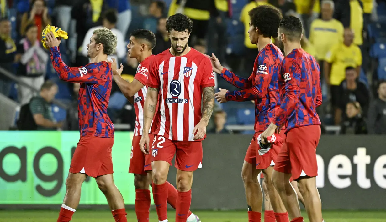 Pemain Atletico Madrid meninggalkan lapangan dengan wajah kecewa setelah ditaklukkan Las Palmas pada laga Liga Spanyol di Stadion Gran Canaria, Sabtu (4/11/2023). Las Palmas sukses mengalahkan Atletico Madrid dengan skor 2-1. (AFP/Javier Soriano)