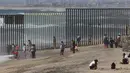 Suasana keramaian dekat pagar perbatasan antara Meksiko dan Amerika Serikat, Playas Tijuana, Meksiko, (12/4). Tembok ini memisahkan antara Meksiko dan Amerika Serikat. (REUTERS / Jorge Duenes)