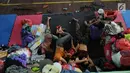 Warga beristirahat di lokasi pengungsian di GOR Suweca, Klungkung, Bali, Selasa (26/9). Hingga kini tercatat, 57.418 jiwa mengungsi di 357 lokasi menyusul peningkatan aktifitas Gunung Agung yang masih berstatus awas. (Liputan6.com/Gempur M Surya)