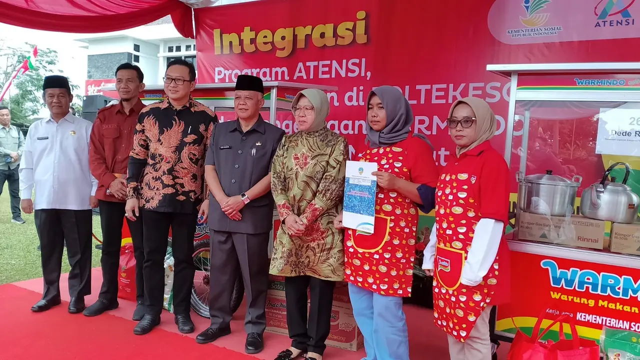 Mensos RI Tri Rismaharini, bersama Pj Walikota Tasikmalaya dan Perwakilan PT Indofood dalam kunjungan kerjanya mengenai graduasi KPM PKH di Balaikota Tasikmalaya, Rabu (3/7/2024) (Liputan6.com/Jayadi Supriadin)