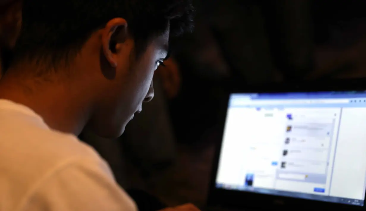 Dalam BBM Live Chat Jumat (20/1/2017), Ricky Harun dibuat kaget oleh salah satu penggemarnya yang menawarkan obat kuat. Sambil tersenyum di depan laptop, ia enggan menanggapinya. (Nurwahyunan/Bintang.com)