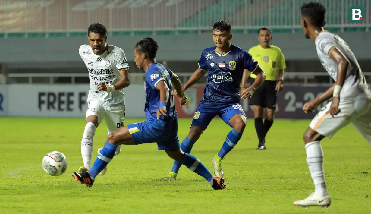 Terus bermain menekan, Persiba Balikpapan harus kebobolan lebih dulu dari Rans Cilegon FC ketika Alfin Tuasalamony (kiri) mencetak gol pada menit ke-10. (Bola.com/M Iqbal Ichsan)