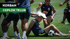 Philippe Coutinho mendapatkan kejutan dari rekan-rekannya setelah latihan bersama Timnas Brasil jelang Piala Dunia 2018.