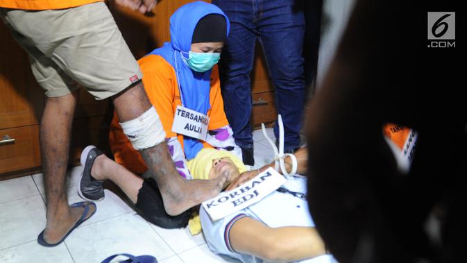 Tersangka Aulia Kesuma saat rekonstruksi pembunuhan suami dan anak tirinya di Jalan Lebak Bulus 1, Cilandak, Jakarta Selatan, Kamis (5/9/2019). Setelah sang suami tewas, para tersangka kemudian kembali merencanakan pembunhan anak tiri Aulia. (merdeka.com/Arie Basuki)