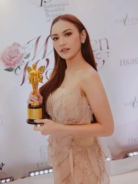 Rambut panjang nan indahnya dibiarkan tergerai. Mahalini membelah tengah rambutnya, membuat penampilannya secara keseluruhan semakin cantik, tanpa kesan berlebihan. Foto: Instagram.