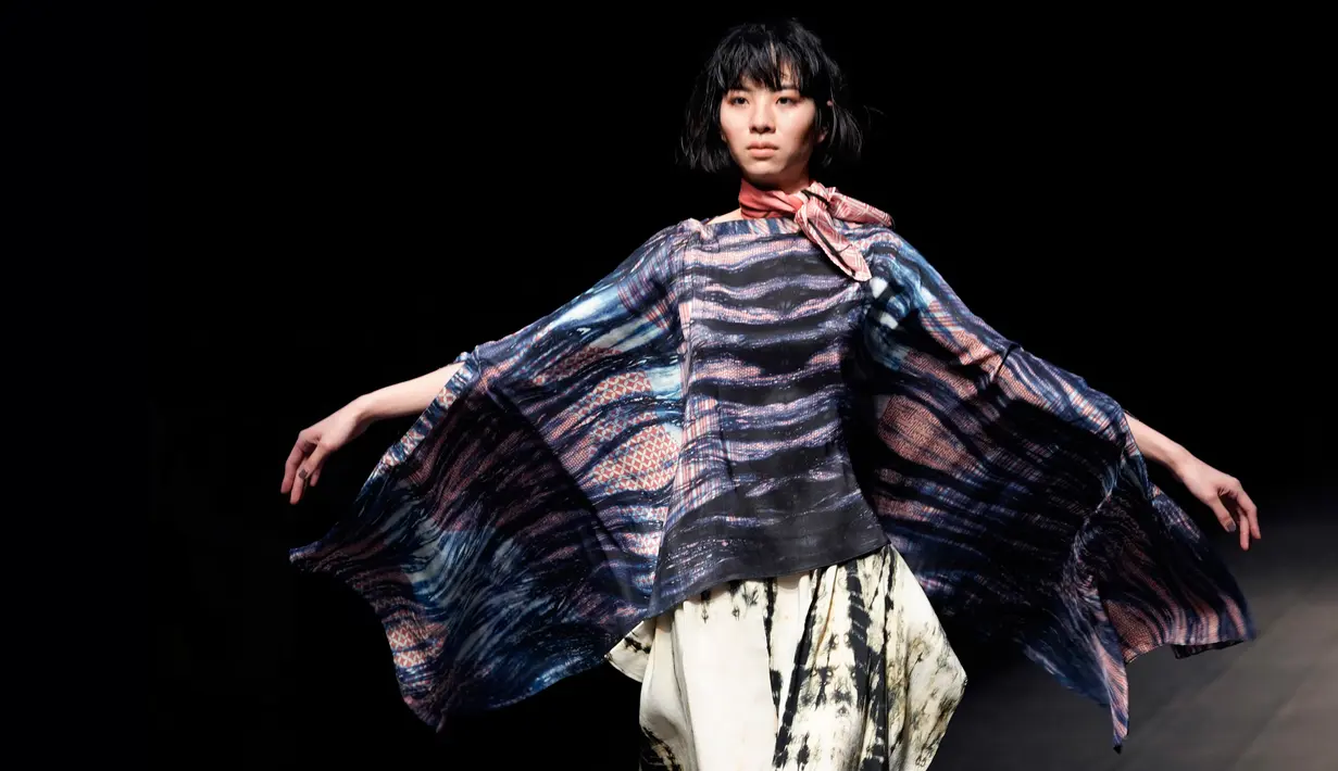 Model berpose mengenakan busana rancangan desainer Indonesia, Anandia Marina Putri dan Novita Yunus di Amazon Fashion Week Tokyo 2018 di Tokyo, Selasa (20/3). Pagelaran busana digelar dari 19 hingga 24 Maret 2018 mendatang. (AP/Shizuo Kambayashi)