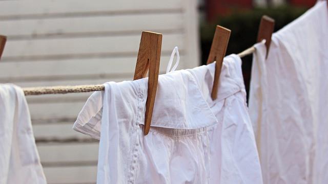 Ilustrasi mencuci pakaian putih