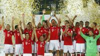 Para pemain Bayern Munchen melakukan selebrasi usai menjadi jawara Piala Super Jerman 2016. Mereka menaklukkan Borussia Dortmund dengan skor 2-0, pada laga di Signal Iduna Park, Senin (15/8/2016) dini hari WIB.  (Reuters/Ralph Orlowski)