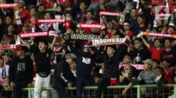 Suporter membentangkan syal saat merayakan kemenangan Timnas Indonesia U-19 atas Filipina U-19 pada lanjutan penyisihan grup A Piala AFF U-19 2022 di Stadion Patriot Candrabhaga, Bekasi, Jawa Barat, Jumat (8/7/2022). Timnas Indonesia U-19 tampil menyerang dan unggul 5-1 atas Filipina U-19. (Liputan6.com/Helmi Fithriansyah)