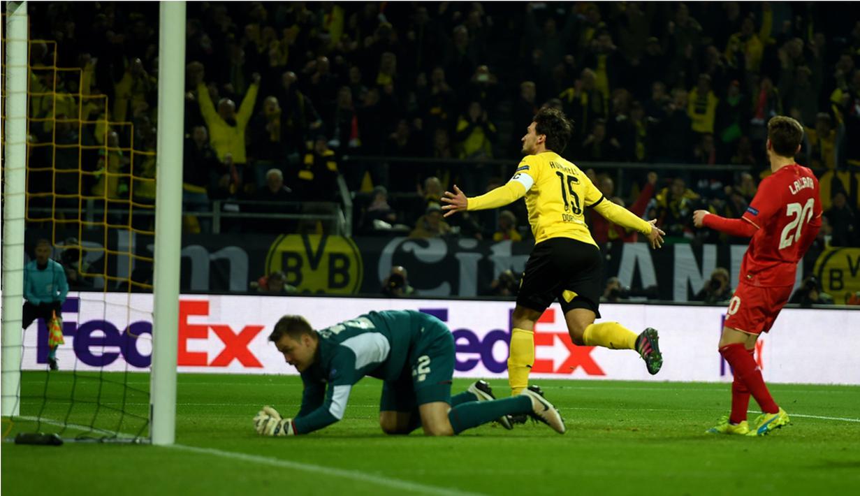 Ekspresi pemain Dortmund, Mats Hummels, setelah mencetak gol ke gawang Liverpool pada laga leg pertama perempat final Liga Europa di Stadion Signal Iduna Park, Dortmund, Jumat (8/4/2016) dini hari WIB. (AFP/Patrik Stollarz)