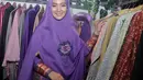 "Iya ni, kegiatan aku di dunia hiburan dikurangi banget. Secara tinggalnya sudah jauh di Lampung kan. Jadi fokus bisnis saja," kata Nuri Maulida, di acara Hijab Day, Mal Kota Kasablanka, Jakarta Selatan, Sabtu (9/4/2016). (Adrian Putra/Bintang.com)