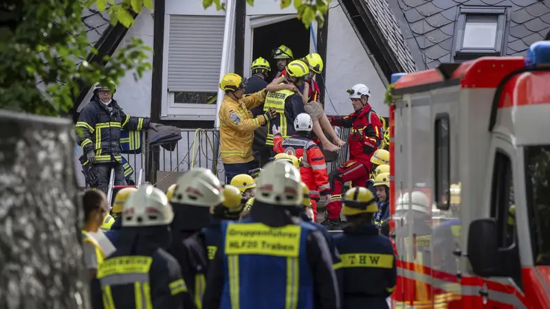 Seseorang diselamatkan dari hotel yang sebagian ambruk di Kröv, Jerman, pada hari Rabu (7/8). (Harald Tittel/dpa/AP)