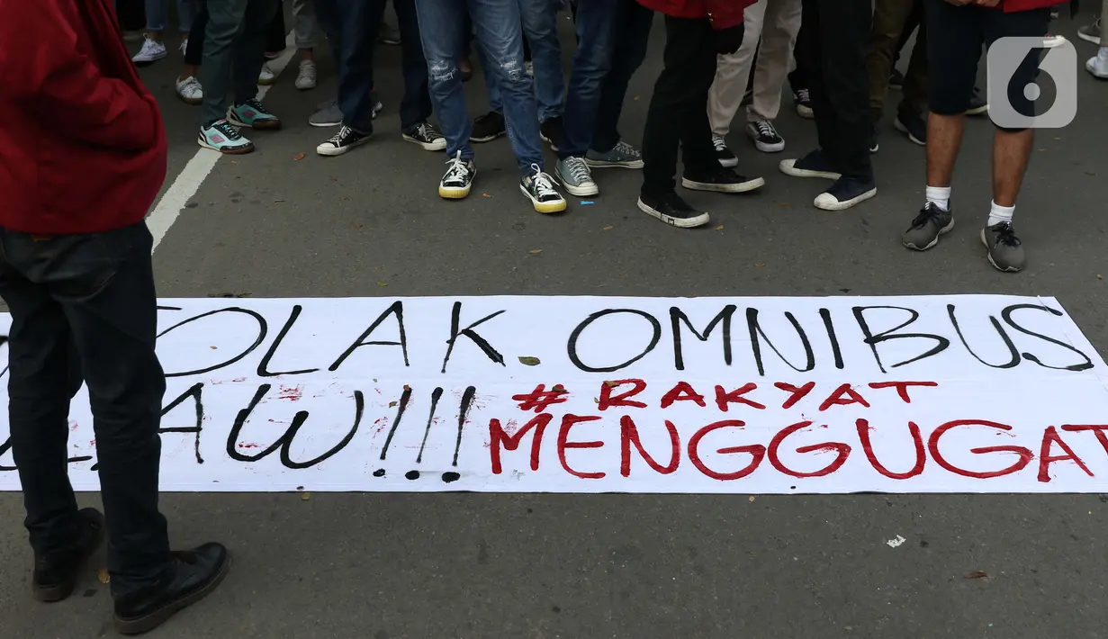 Mahasiswa dari berbagai elemen dan kampus berunjuk rasa di kawasan Patung Kuda Jalan Medan Merdeka Barat, Jakarta, Selasa (10/11/2020). Mahasiswa menuntut pencabutan pengesahan Omnibus Law UU Cipta Kerja melalui Perppu. (Liputan6.com/Helmi Fithriansyah)