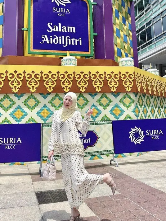 Lebaran tetap terkesan simple? Bisa mengenakan two pieces yang terdiri dari atasan lengan panjang dan skirt panjang, padukan dengan kerudung warna serasi. credit: Instagram (@xolovelyayana)