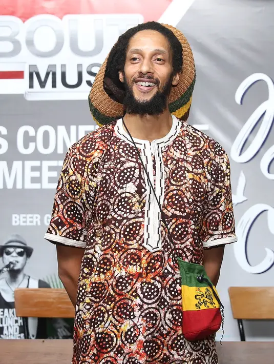"Dalam penampilan kami nanti, kami akan membawakan lagu-lagu kami juga beberapa lagu Bob Marley, kolaborasi musikku dengan ayahku secara spiritual," lanjutnya. (Bambang E Ros/Bintang.com)