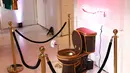 Toilet emas berlapis kulit tas Louis Vuitton dipamerkan dalam sebuah showroom di California, Los Angeles, 8 November 2017. Dibutuhkan 24 tas dengan kisaran harga yang juga berbeda untuk melapisi toilet emas itu. (Joe Scarnici/Getty Images for Tradesy/AFP)