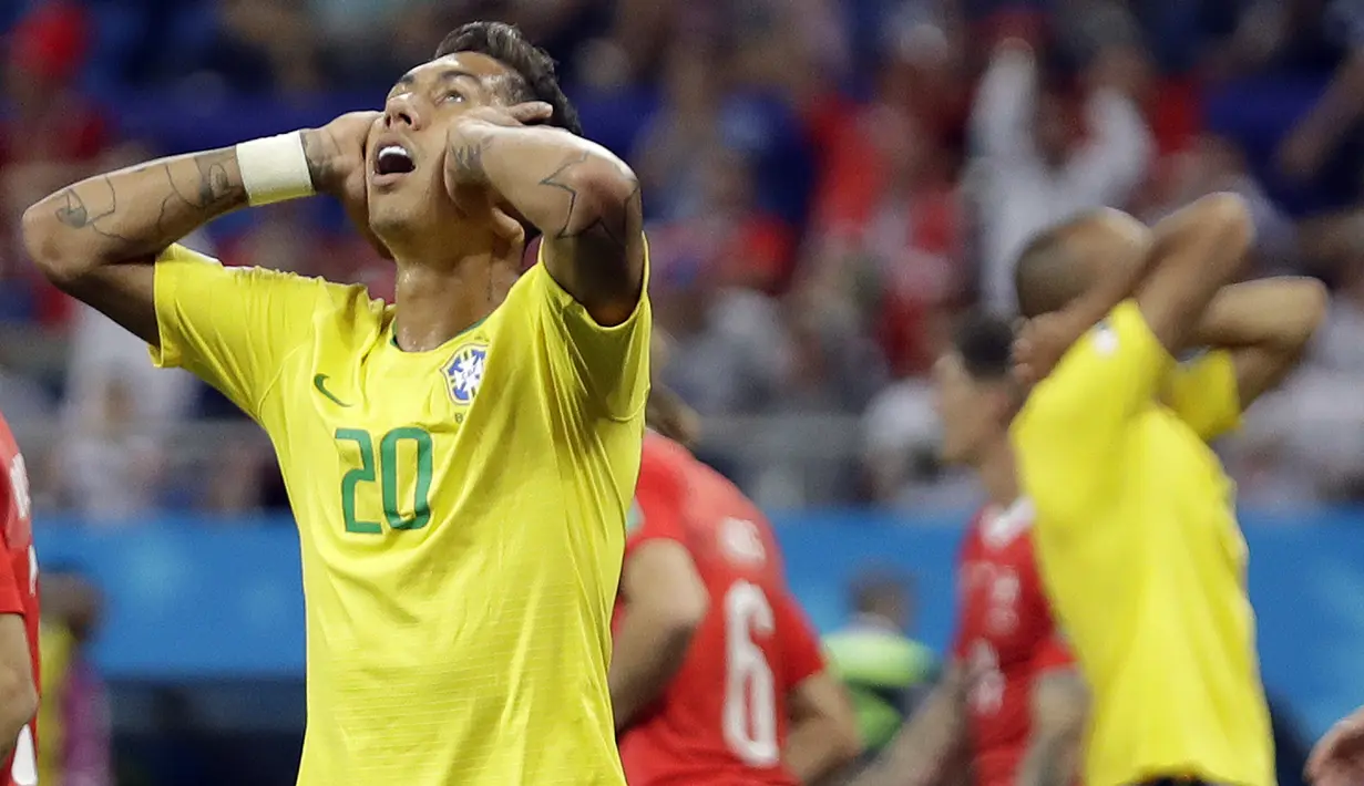Striker Brasil, Roberto Firmino, tampak kecewa usai ditahan imbang Swiss pada laga Grup E Piala Dunia di Rostov Arena, Rostov-on-Don, Minggu (17/6/2018). Kedua negara bermain imbang 1-1. (AP/Filipe Dana)