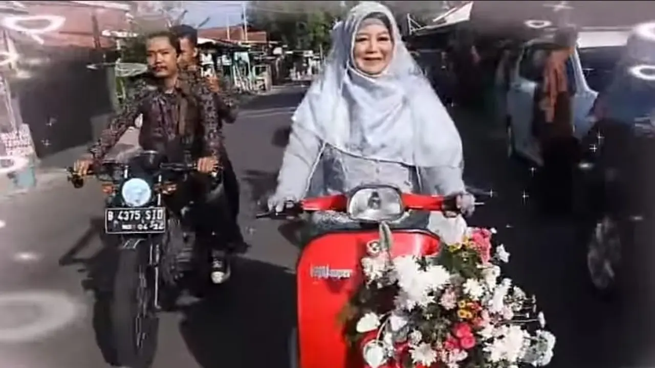 Viral Seorang Ibu Asal Majalengka Bonceng Anak Menuju Pelaminan Naik Vespa