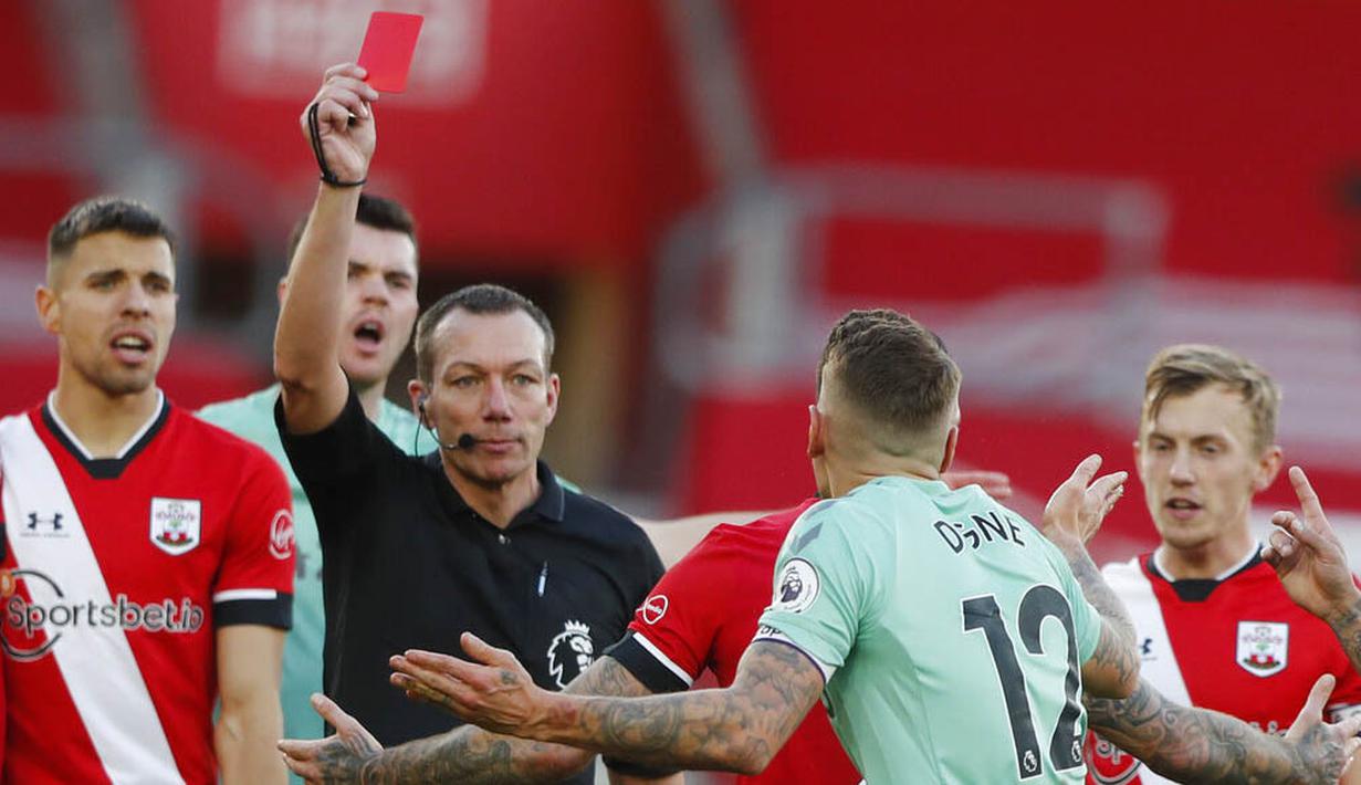 Pemain Everton, Lucas Digne, mendapat kartu merah saat melawan Southampton pada laga Liga Inggris di Stadion St. Mary's (25/10/2020). Southampton menang dengan skor 2-0. (AP Photo/Frank Augstein, Pool)