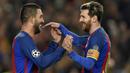 Pemain Barcelona, Lionel Messi dan Arda Turan, merayakan gol yang dicetaknya ke gawang Gladbach pada laga Liga Champions di Stadion Nou Camp, Spanyol, Kamis (7/12/2016). Barcelona menang 4-0 atas Gladbach. (AFP/Lluis Gene)