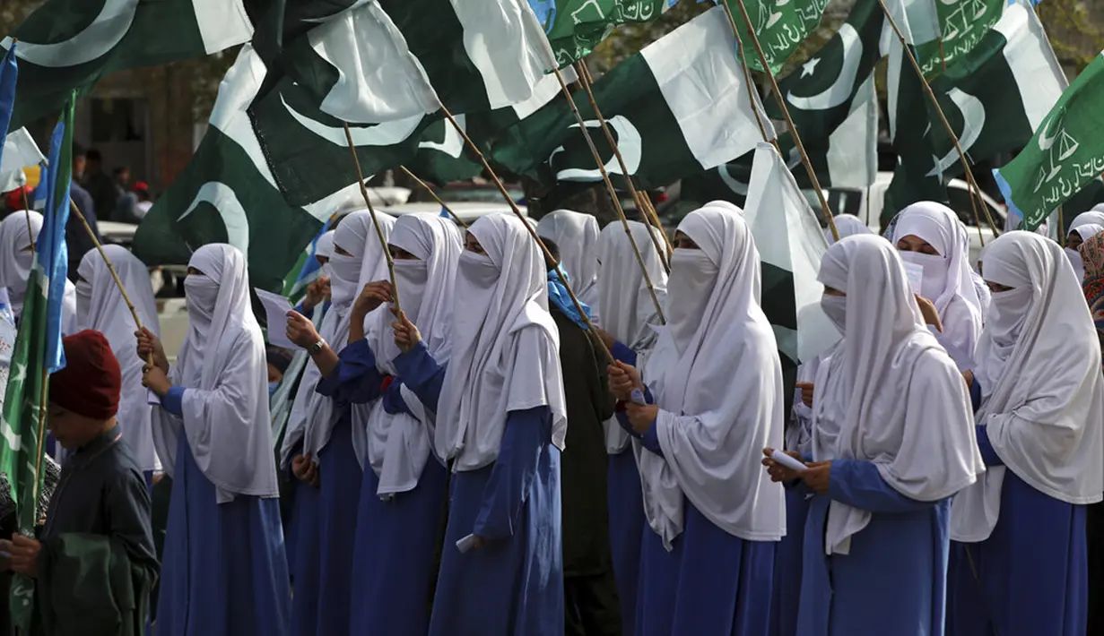 Wanita pendukung partai Islam Pakistan Jamaat-e-Islami berpartisipasi dalam unjuk rasa memperingati Hari Perempuan Internasional di Islamabad, Pakistan, 8 Maret 2022. (AP Photo/Rahmat Gul)