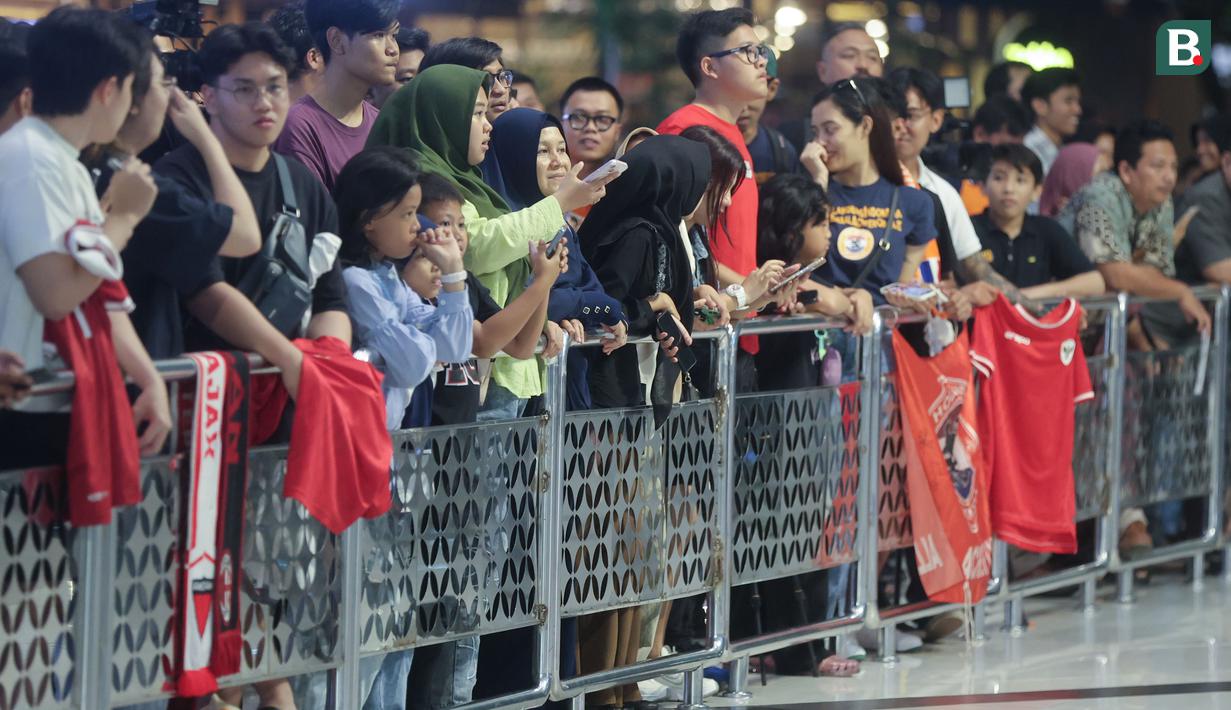 <p>Sejumlah masyarakat menanti kedatangan pelatih baru Timnas Indonesia, Patrick Kluivert di Terminal 3, Soekarno Hatta, Tangerang, Banten, Sabtu (11/01/2025). (Bola.com/M Iqbal Ichsan)</p>