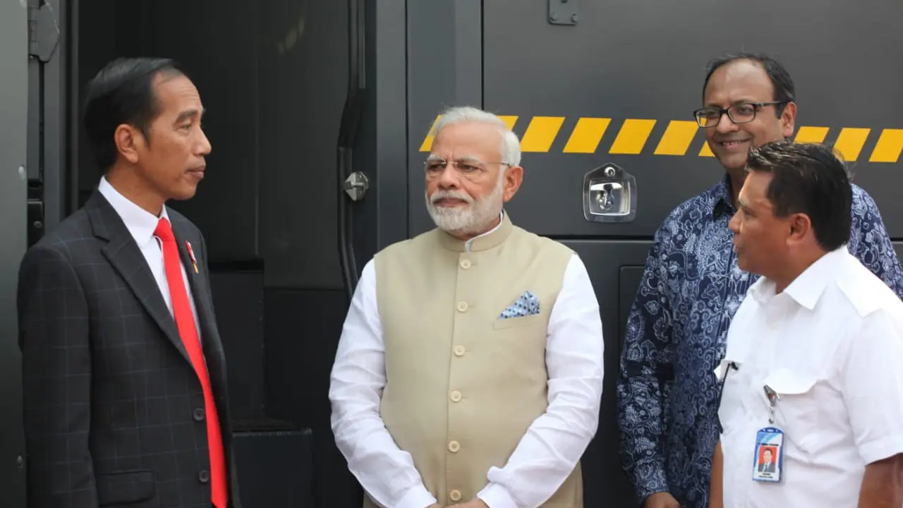 Presiden Jokowi bersama PM India melakukan kerja sama pertahanan dengan penandatanganan MoU antara Tata Motors dan Pindad