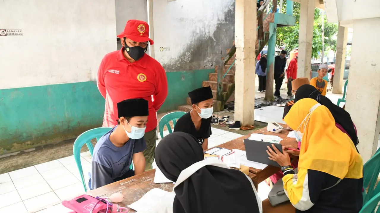 Kepala BIN Daerah (BINDA) Banten, Brigadir Jenderal TNI Cahyono Cahya Angkasa tengah memantau proses vaksinasi di Pondok Pesantren (Ponpes) Roudlotussalam, Cimone, Kota Tangerang, Banten.