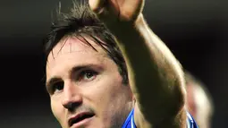 Frank Lampard menyapa fans usai Chelsea menjuarai Piala FA melawan Stoke City di Stamford Bridge, London (26/1/2014). Lampard mengumumkan pengunduran dirinya sebagai pesepak bola lewat Instagram pribadinya pada Kamis (2/2/2017).(AFP PHOTO / GLYN KIRK)