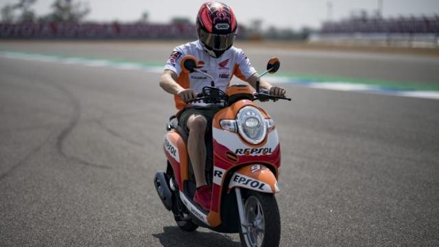 Marq Marquez jajal Sirkuit International Buriram, Thaliand dengan mengendarai Honda Scoopy. (motogp.hondaracingcorporation.com)