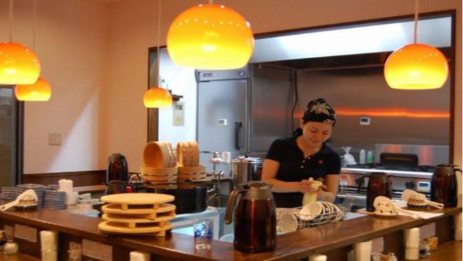 Jadi Pelayan Di Restoran Jepang Ini Anda Bisa Makan Tanpa Biaya Bisnis Liputan6 Com