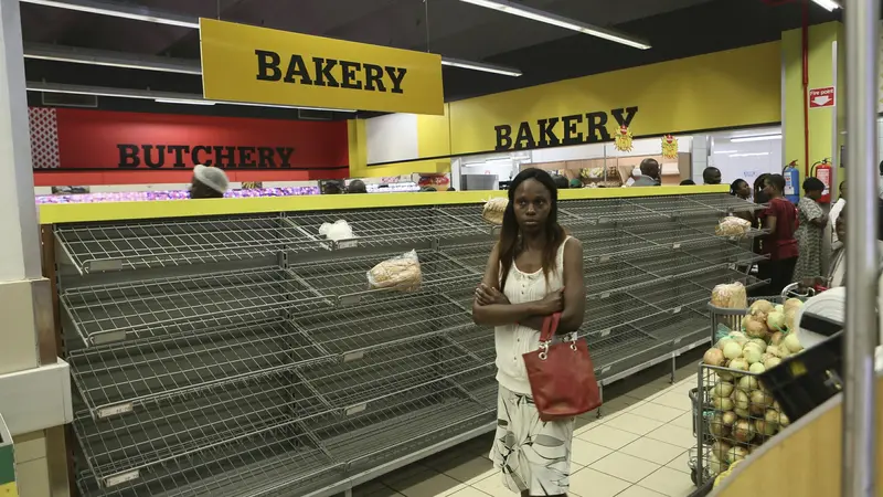 Supermarket di Zimbabwe mengalami kelangkaan bahan pangan akibat inflasi tinggi (AP/Tsvangirayi Mukwazhi)