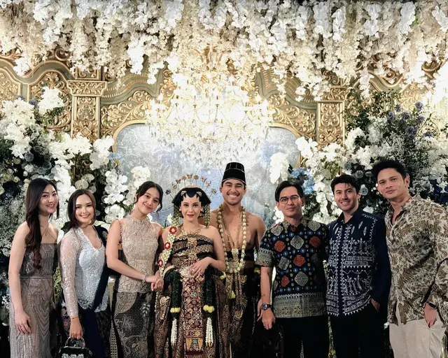 6 Momen seleb di resepsi nikahan Anggika Bolsterli & Omar, Salshabilla Adriani menawan jadi bridesmaid