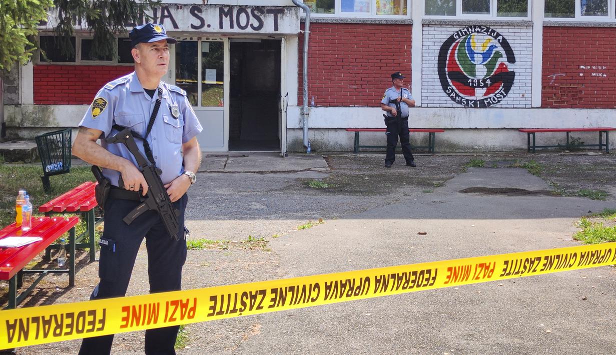 Penembakan itu terjadi selama liburan musim panas, namun beberapa siswa berada di lokasi untuk ujian ulang. (AP Photo/Edvin Zulic)