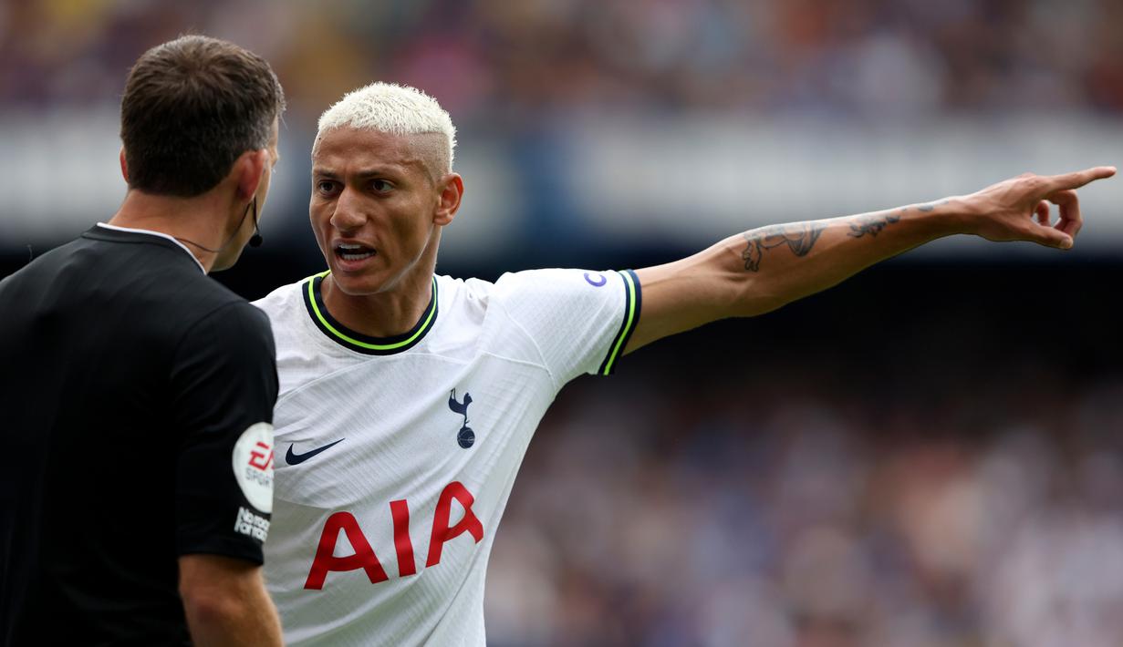 Pemain Tottenham Hotspur Richarlison (kanan) berdiskusi dengan wasit Anthony Taylor saat melawan Chelsea pada pertandingan sepak bola Liga Inggris di Stadion Stamford Bridge, London, Inggris, 14 Agustus 2022. Pertandingan berakhir imbang 2-2. (AP Photo/Ian Walton)