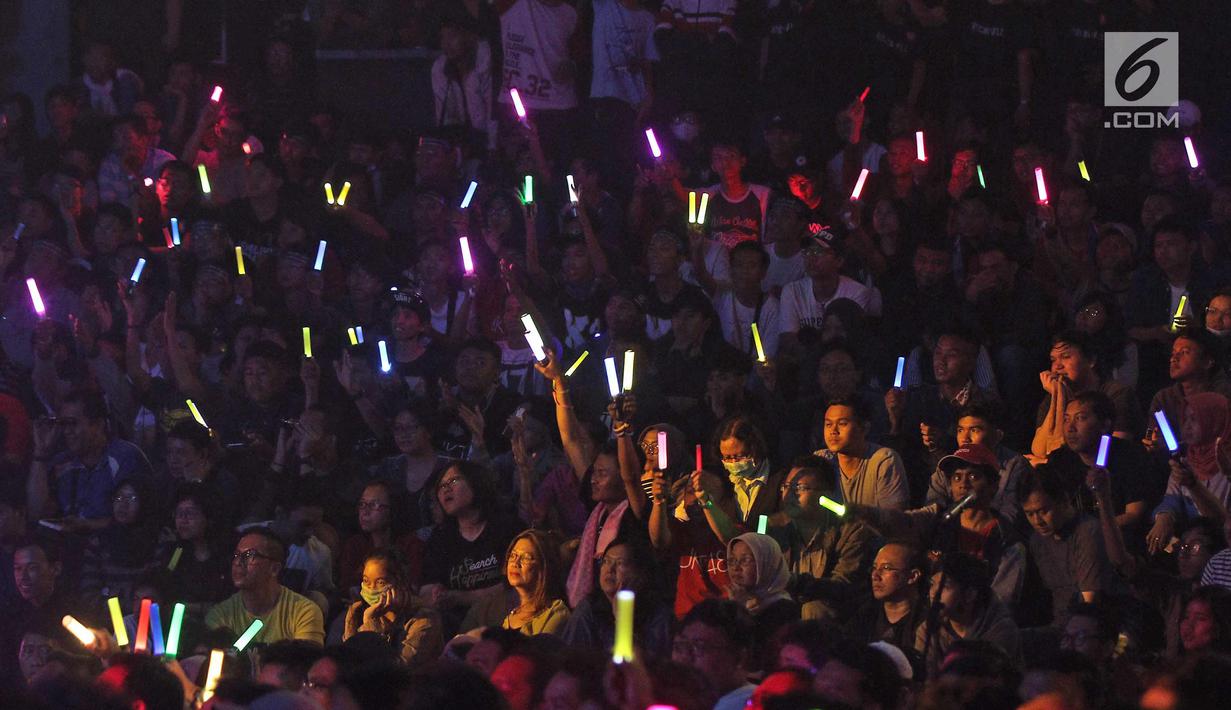 Fans JKT 48 saat acara 'JKT48 Request Hour Setlist Best 30 2017' di Balai Sarbini, Jakarta, Sabtu (4/11). Para fans memilih 30 lagu dari antara seluruh lagu yang ada dengan cara voting. (Liputan6.com/Herman Zakharia)