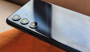 Close Up kamera HP Samsung Galaxy M54. (Liputan6.com/Labib Fairuz)