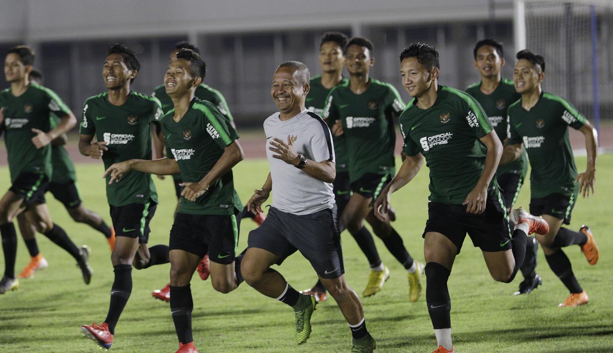 Pemain Timnas Indonesia U-22 saat sesi latihan di Stadion Madya, Jakarta, Rabu (24/7). Latihan ini merupakan persiapan jelang Sea Games 2019 Filipina. (Bola.com/M Iqbal Ichsan)