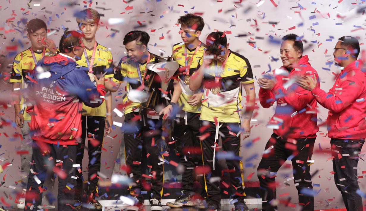 Tim Onic Esports merayakan gelar juara usai mengalahkan Louvre Juggernaut pada final Piala Presiden Esports 2019 di Istora Jakarta, Minggu (31/3). Onic Esports menang 3-0 atas Louvre Juggernaut. (Bola.com/M Iqbal Ichsan)