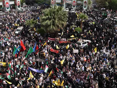Warga Iran berunjuk rasa di Alun-Alun Palestina, Teheran pada 9 April 2025. (ATTA KENARE/AFP)