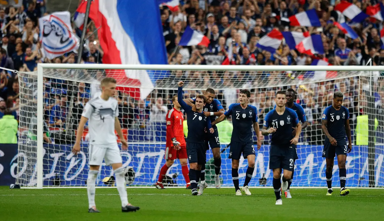 Penyerang Prancis, Antoine Griezmann (tengah) mengepalkan tinjunya saat mencetak gol ke gawang Jerman pada laga UEFA Nations League di Stadion Stade de France, Paris, Selasa (16/10). Prancis menaklukkan Jerman 2-1. (AP Photo/Francois Mori)