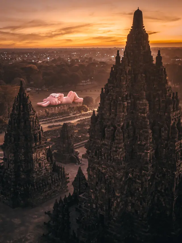 KAWS: Holiday Mampir ke Candi Prambanan, Bisa Dikunjungi hingga 31 Agustus 2023