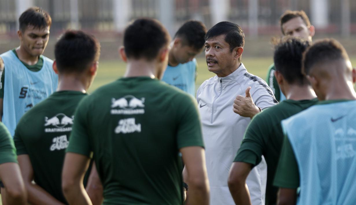 Pelatih Timnas Indonesia U-23, Indra Sjafri, saat latihan jelang SEA Games 2019 di Lapangan ABC, Senayan, Jakarta, Kamis (3/10). Latihan kali ini Timnas fokus dalam memperbaiki taktik dalam bertahan. (Bola.com/M Iqbal Ichsan)